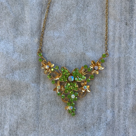 Costume Necklace - Picture 5 of 5